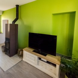 installation-poele-a-bois-moderne-accumulation-energie-tonwerk